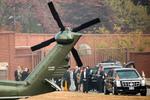 Præsident Donald Trump venter med sit følge ved den helikopter, der skulle have fløjet ham til den demilitariserede zone. 