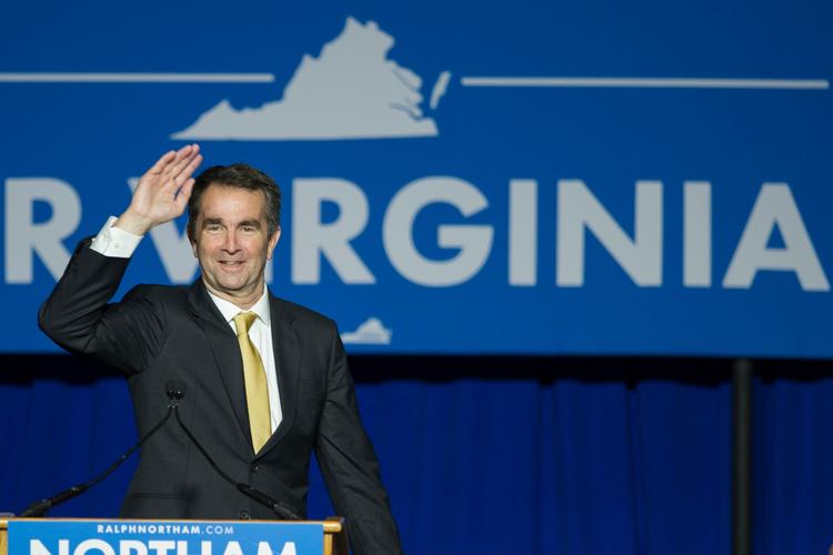 Den lidt farveløse demokrat Ralph Northam er i de sidste uger blevet heftigt kritiseret for en ineffektiv kampagne, der satte hans forspring i meningsmålingerne over styr. Men den, der ler sidst, ler bedst, 