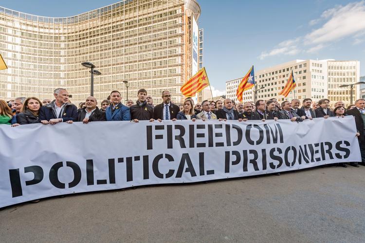 Borgmestrene demonstrede ud for EU_Kommissionens hovedsæde for at få frigivet det, de anser for at være politiske fanger efter de spanske arrestationer af selvstændighedsforkæmpere i Catalonien. 