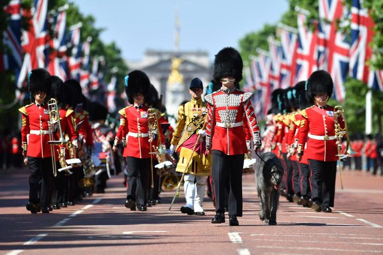 Der er ikke sparet på hverken lyd eller farver, når Irish Guard går i parade. Den slags oplevelser er London rig på. 
   