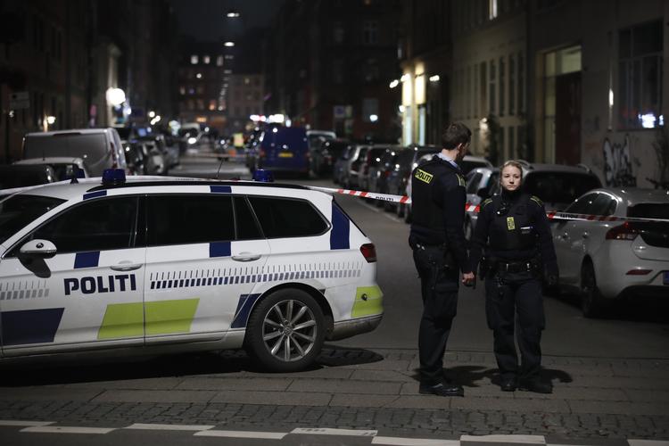 
   Politiet er til stede i Griffenfeldsgade.
   