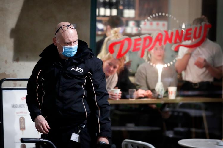 Politiets tekniker er i færd med at samle spor.   