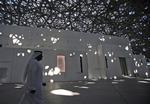 De Forenede Arabiske Emirater vil bruge kunsten som et diplomatisk værktøj. Første skridt på vejen er Louvre, hvis navn emiraterne låner i 30 år. 