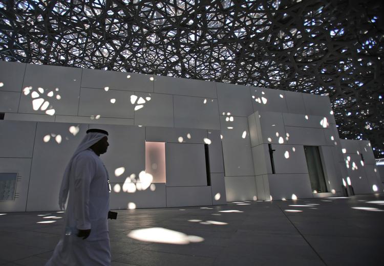 De Forenede Arabiske Emirater vil bruge kunsten som et diplomatisk værktøj. Første skridt på vejen er Louvre, hvis navn emiraterne låner i 30 år. 