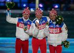Ruslands nu afsatte OL-guldvinder Alexander Legkov (i midten) med sølvvinder Maxim Vylegzhanin (tv.) og bronzevinder Ilia Chernousov (th.).    