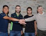 Tre Movistar-trumfer Nairo Quintana (t.v.), Alejandro Valverde og Mikel Landa samt det spanske mandskabs chef Eusebio Unzue giver håndslag på en stor 2018-sæson. Foto: Movistar. 