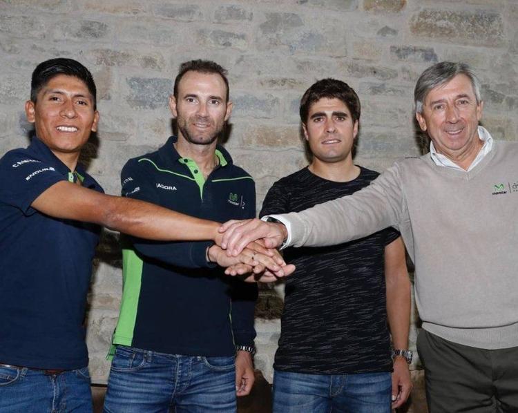 Tre Movistar-trumfer Nairo Quintana (t.v.), Alejandro Valverde og Mikel Landa samt det spanske mandskabs chef Eusebio Unzue giver håndslag på en stor 2018-sæson. Foto: Movistar. 