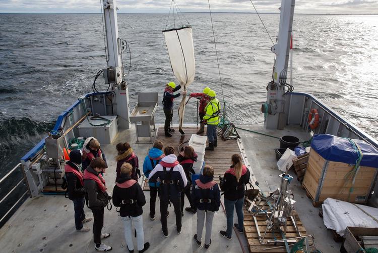 Forskningsskibet 'Aurora'  sejler ud med bl.a. 9.-klasse-elever fra Bækkegårdsskolen i Ølstykke for at undersøge, om der er plastik i vandet i Køge Bugt. De finder plastik i første trawltræk.




   
