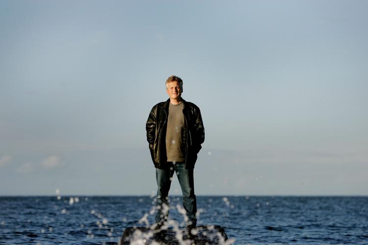 Michael Larsen er tilbage med brag og bravur. 
   