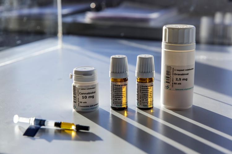 »Jeg fik mere ro i kroppen, hvilket min fysioterapeut også kunne mærke. Og så slap jeg både for sovemedicinen og den konstante kvalme. Jeg følte mig født på ny; det var en befrielse«, siger Helle Wolff, der i en periode tog ulovlig cannabisolie imod sin sclerose. 