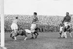 Et glimt fra Danmarks allerførste VM-kvalifikationskamp mod Irland for 61 år siden. 