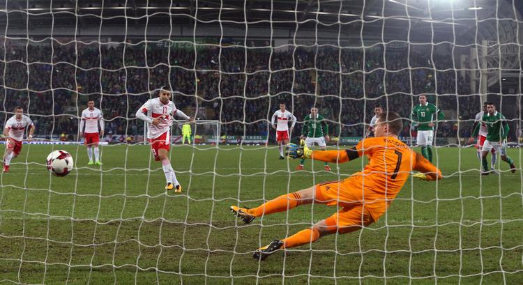 På et straffespark, der ikke burde have været dømt, blev schweizeren Ricardo Rodriguez matchvinder i Belfast. 