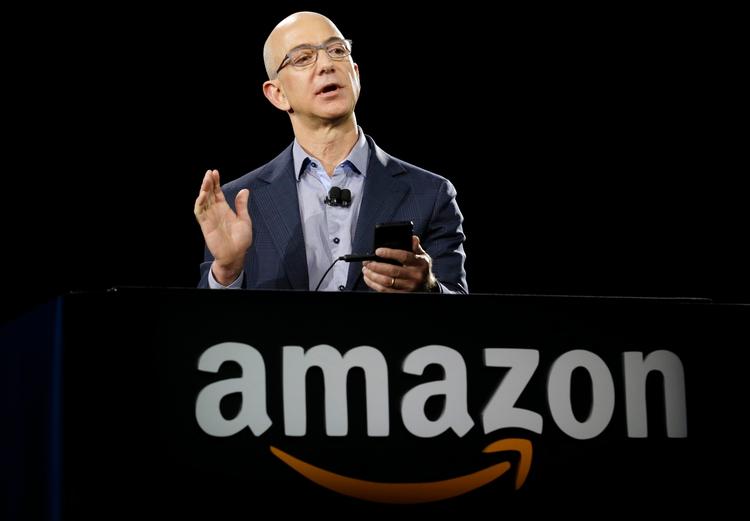  Amazons grundlæggeren Jeff Bezos topper listen over USA's rigeste.
     