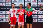 Niklas Larsen på podiet efter triumfen i omnium ved sidste uges World Cup i Pruszkow flankeret af polakken Szymon Sajnok og schweizeren Claudio Imhof. 