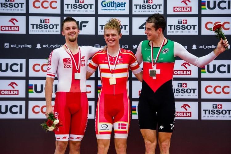 Niklas Larsen på podiet efter triumfen i omnium ved sidste uges World Cup i Pruszkow flankeret af polakken Szymon Sajnok og schweizeren Claudio Imhof. 