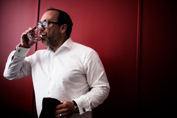 Jimmy Wales stiftede i 2001 Wikipedia med ambitionen om at samle al menneskelig viden i et digitalt leksikon, som skulle drives af brugerne.  

   