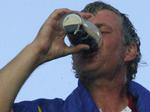 Golfspilleren  Darren Clarke i færd med at budne en pint Guinness efter Europas sejr i Ryder Cuppen.  