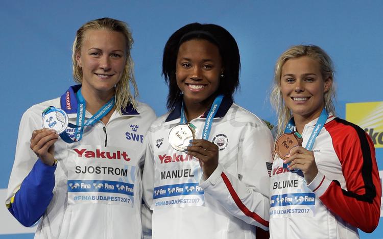 Ved VM i Budapest i august vandt Pernille Blume (th.) bronze i 100 meter fri efter amerikaneren Simone Manuel og svenskeren Sarah Sjöström (tv.). 