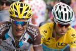 Jean-Christophe Peraud på vej mod sin samlede andenplads i Tour de France 2014 i selskab med med den italienske sejrherre Vincenzo Nibali i gult.
   
