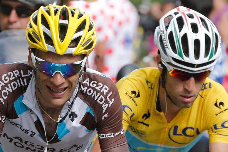 Jean-Christophe Peraud på vej mod sin samlede andenplads i Tour de France 2014 i selskab med med den italienske sejrherre Vincenzo Nibali i gult.
   