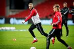 Nicolai Jørgensen har trænet gips på håndleddet, men i aftenens kamp har han en skinne af kulfiber til at beskytte det skadede håndled.
   