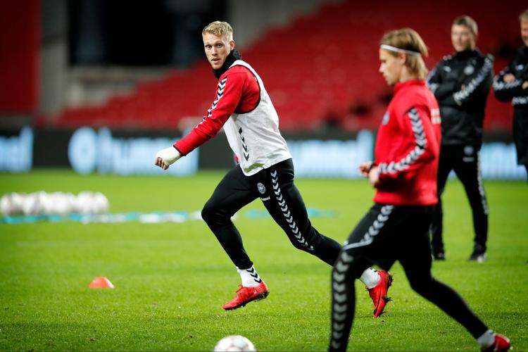 Nicolai Jørgensen har trænet gips på håndleddet, men i aftenens kamp har han en skinne af kulfiber til at beskytte det skadede håndled.
   
