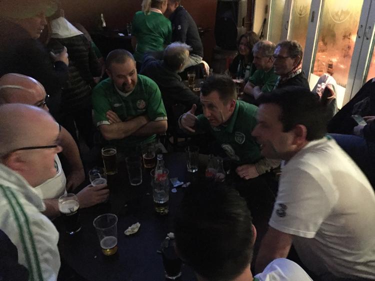 James McClean er det store håb for de irske fans forud for aftenens opgør mod Danmark. »We'll settle for a draw, but a goal would be nice«, lyder meldingen fra de fleste fans her på en irsk pub på kampdagen. 