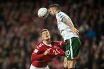  Andreas Cornelius bliver den lille i en duel mod Irlands Shane Duffy. Sådan gik det ofte for danskerne mod de fysisk stærke irere.
   