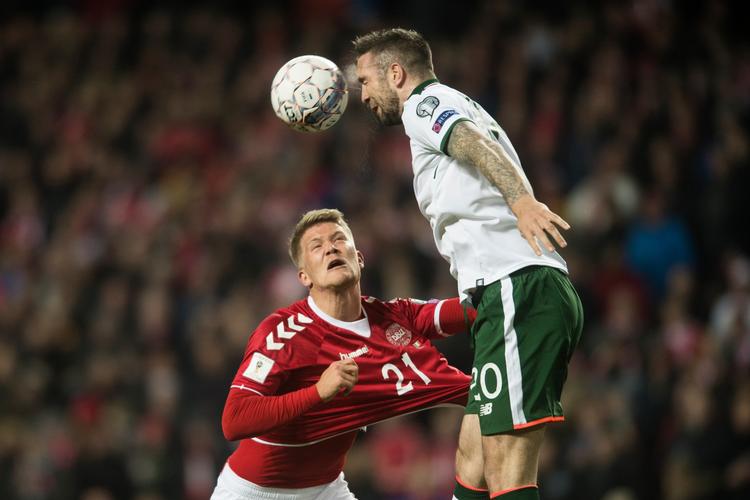  Andreas Cornelius bliver den lille i en duel mod Irlands Shane Duffy. Sådan gik det ofte for danskerne mod de fysisk stærke irere.
   