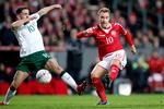 Christian Eriksen fik ikke sat et afgørende aftryk på kampen. Her er han i duel med Irlands Robbie Brady.
   