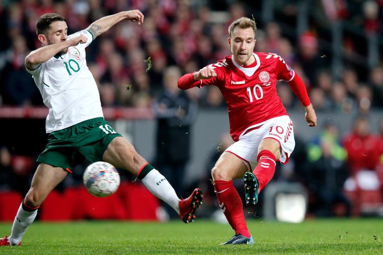 Christian Eriksen fik ikke sat et afgørende aftryk på kampen. Her er han i duel med Irlands Robbie Brady.
   