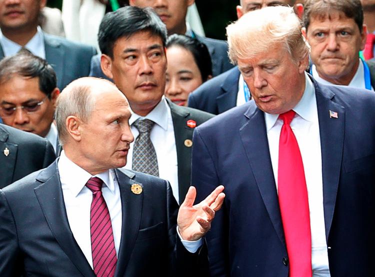 Trump møder Ruslands præsident,  Vladimir Putin, til Apec-topmødet i Vietnam. Billedet er taget i går.  