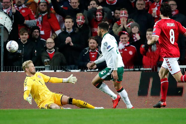 Kasper Schmeichel kom hurtigt og effektivt ud af sit mål, da Cyrus Christie fik irernes største chance i Parken lørdag aften.
   