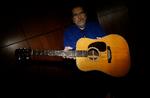 Instrumentet, som er en westernguitar fra 1963, blev solgt på Heritage Auctions i Dallas til en anonym køber. 