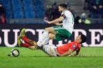 Fabian Schär fra Schweiz får skovlen under nordirske Stuart Dallas på St. Jakob-Park i Basel søndag aften, hvor VM-playoffkamp nummer to endte 0-0. 
   