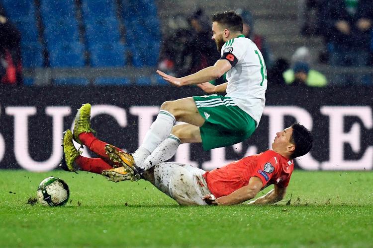 Fabian Schär fra Schweiz får skovlen under nordirske Stuart Dallas på St. Jakob-Park i Basel søndag aften, hvor VM-playoffkamp nummer to endte 0-0. 
   