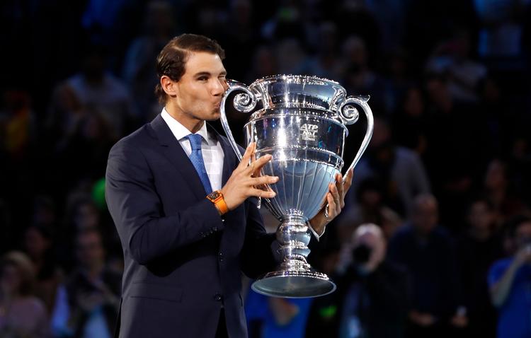 Præmien for at være ATP-ranglistens nr. 1 ved sæsonslutningen blev overrakt Rafael Nadal i London søndag. I dag skal slipset af.
   