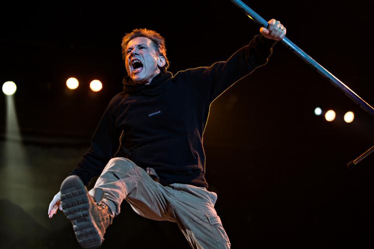 Bruce Dickinson i spidsen for Iron Maiden ved en tidligere koncert i Herning.  