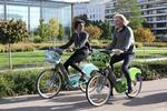Paris' nye bycykler kommer i to farver - de blå er el-cykler, de grønne almindelige rugbrødsmaskiner. 