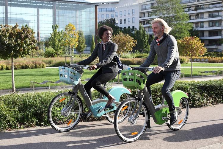 Paris' nye bycykler kommer i to farver - de blå er el-cykler, de grønne almindelige rugbrødsmaskiner. 