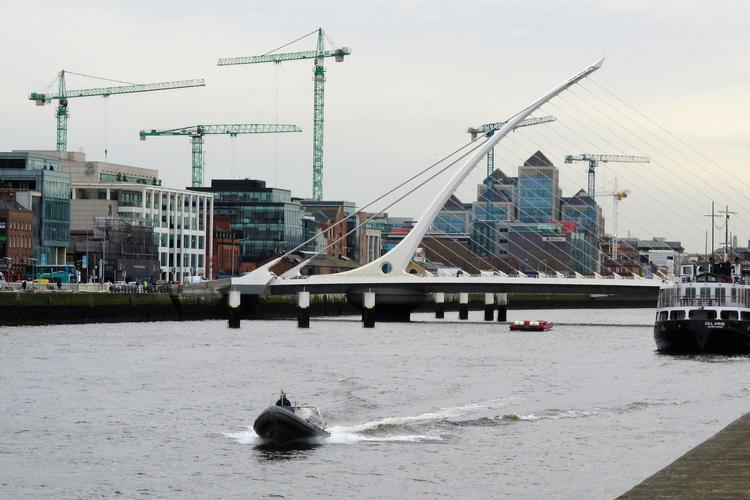 Der bygges. Den irske avis The Irish Times kan tælle 79 kraner fra sit hovedsæde i Dublin.
   