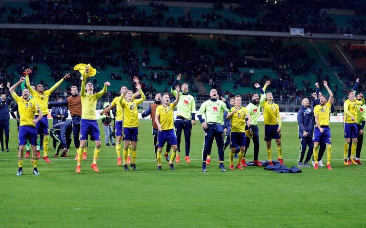 
    De svenskere spillere i jubel efter den samlede sejr over de italienske favoritter. 