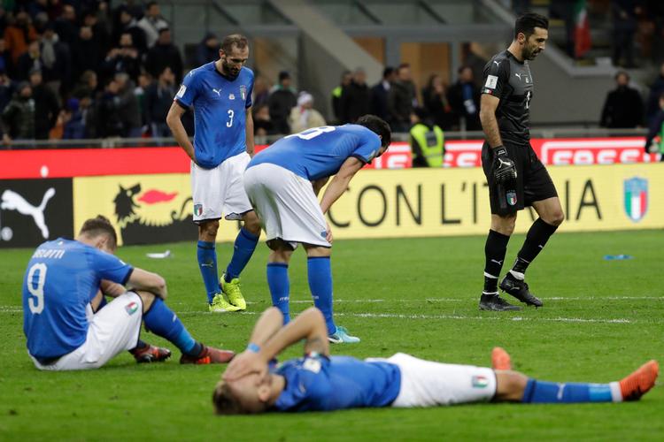 De italienske spillere formåede ikke at besejre Sverige på San Siro Stadion i Milano og går derfor glip af VM-slutrunden i Rusland næste år. 