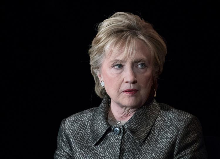USA's justitsminister overvejer, om der skal udpeges en særlig anklager til at undersøge Clinton-familien og en aftale om salg af uran til et russisk-ejet selskab. 