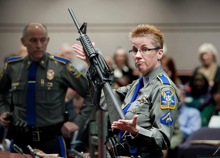 AR-15-geværet er designet til at dræbe i krig og udgør derfor en risiko for civile, mener sagsøgerne. 