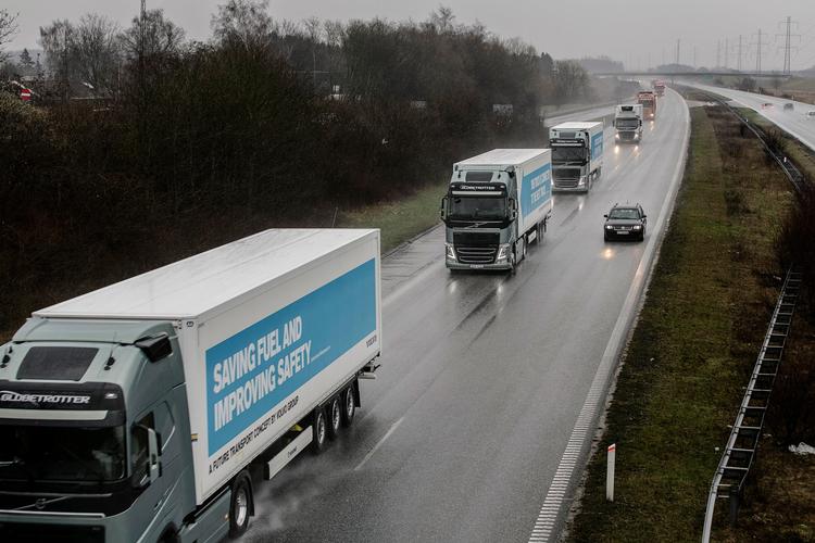 Selvkørende og delvist førerløse lastbiler kørte i 2016 gennem Danmark som led i et større europæisk eksperiment. Bilerne kørte i to kolonner med tre lastbiler i hver, hvoraf kun den forreste i hver kolonne havde en chauffør bag rattet. Resten styrede sig selv ved hjælp af trådløse signaler. 