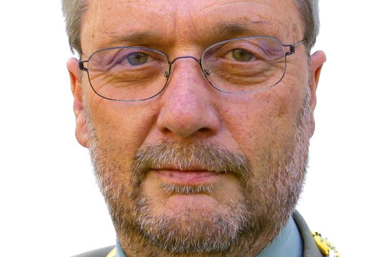 Der er gået otte år, siden socialdemokraten Søren Enemark trådte de politiske stier i Glostrup. Han har udstået sin straf, mener han, og derfor genopstiller han. Og hvis folk stadig finder sagen interessant - sagen, der omhandlede magtmisbrug og videregivelse af personlige oplysninger og resulterede i hans politiske exit - så synes han, at det er irriterende. 