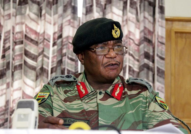 General Constantino Chiwenga har advaret om, at han vil »træde til«.  