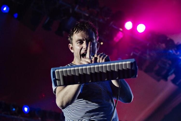 Damon Albarn åbnede Orange Scene med Gorillaz tilbage i 2010. Her gæstede sangere som Bobby Womack og Yukimi Nagano fra Little Dragon scenen. 