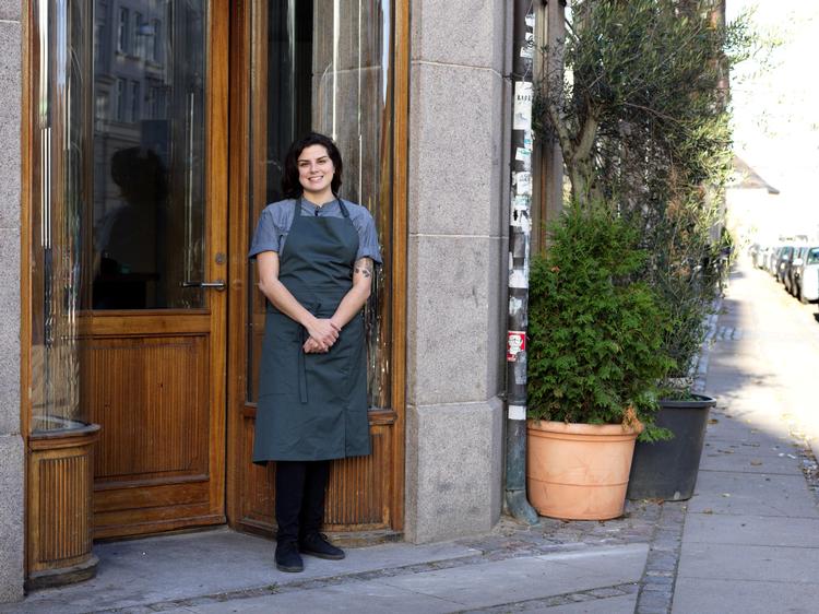 Rosio Sanchez har tidligere arbejdet som dessertansvarlig på Noma. De seneste år har hun drevet tacoboderne Hija de Sanchez, og nu åbner hun sin første egentlige restaurant. 